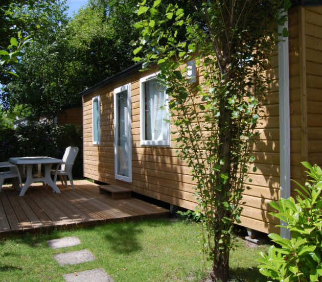 Terrasse d'un mobilhome du camping les Écureuils d'Arès