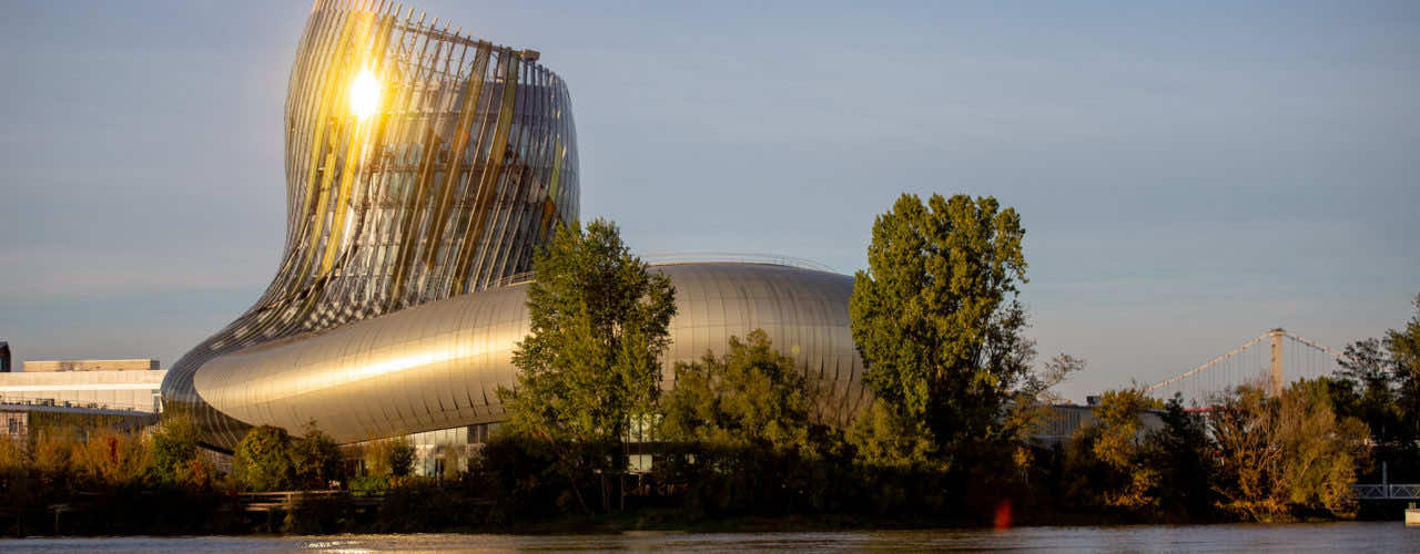 La cité du vin au couché du soleil, vue depuis la Garonne.