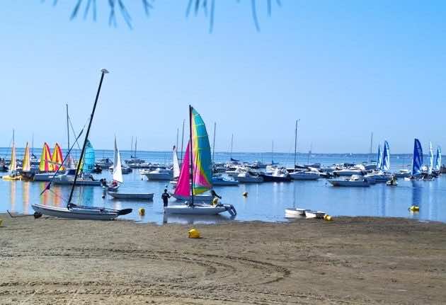 Voiliers à marée haute au Club Nautique d'Arès.