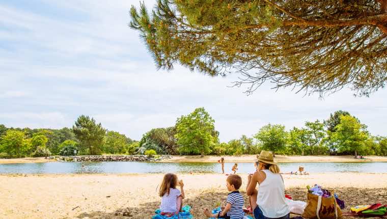 Goûter en famille sur la plage du plan de baignade de St Brice à Arès.