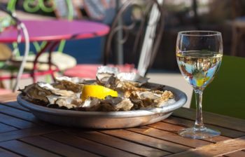 Un des lieux préférés de Célia, déguster des huîtres sur le Port Ostréicole.