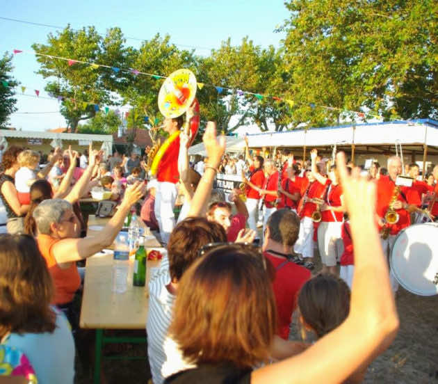 La Banda qui joue à la Fête de l'Huître à Arès