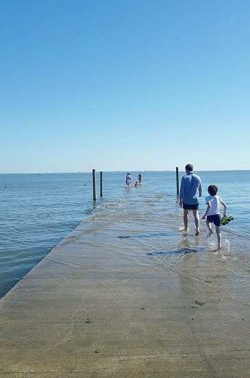 Moment de détente sur la jetée d'Arès à marée haute.