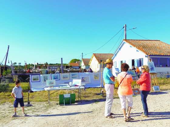 Des artistes locaux exposent leur travail sur le port ostréicole.