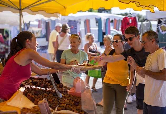 Découverte des produits locaux, en famille, sur le marché d'Arès.