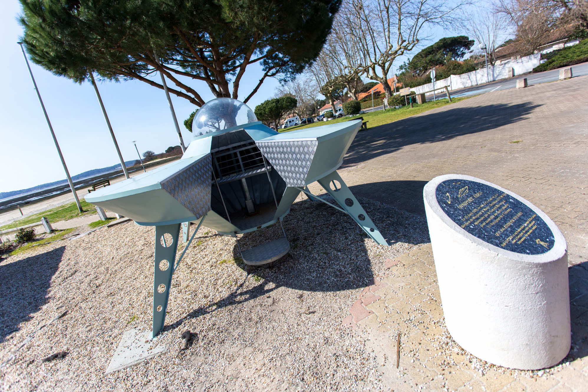 Soucoupe volante sur l'esplanade Dartiguelongue Arès.