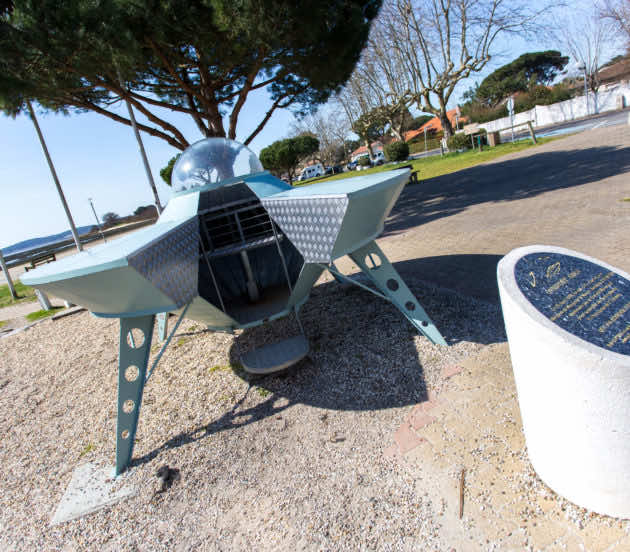 Soucoupe volante sur l'esplanade Dartiguelongue Arès.