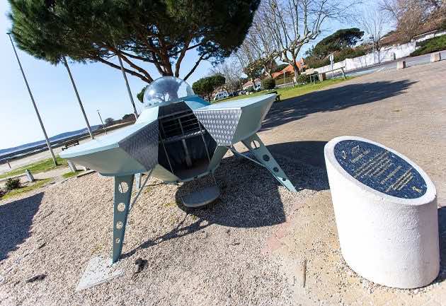 Soucoupe volante sur l'esplanade Dartiguelongue à Arès.