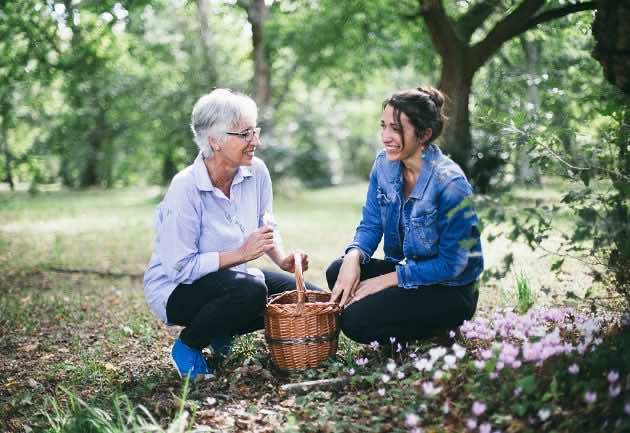 Ramassage, entre amies, de fleurs automnales dans le parc de la MGEN à Arès