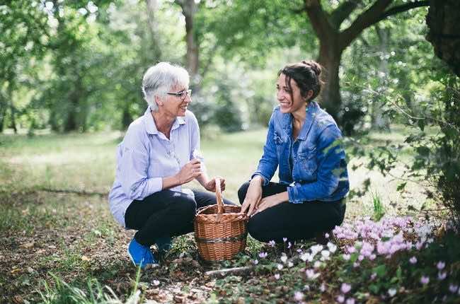 Ramassage, entre amies, de fleurs automnales dans le parc de la MGEN à Arès