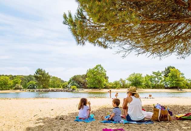 Goûter en famille au bord du plan de baignade de St Brice à Arès.