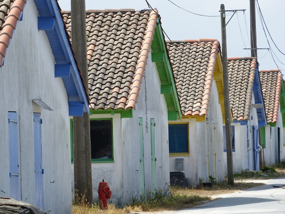 Cabanes colorées du port ostréicole d'Arès