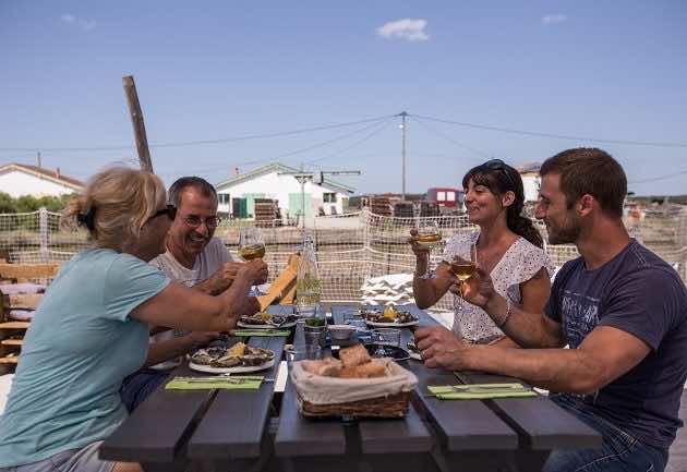 Dégustation de coquillages, entre amis, sur le Port Ostréicole d'Arès.