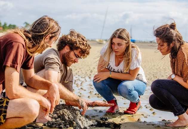 Découvrir les techniques de la pêche à pied avec Alexandre, guide naturalistes à Arès.