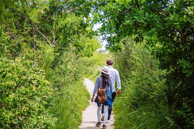 Promeneurs sur un sentier de la réserve des Prés Salés à Arès.