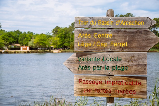Panneaux indiquant des balades sur le site naturel de St Brice à Arès.