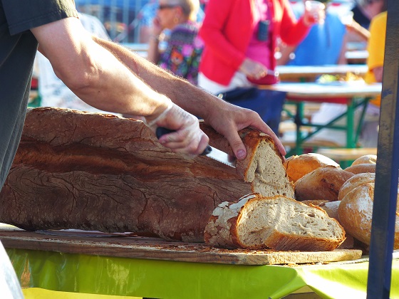 Stand de pain sur le marché des producteurs de pays à Arès.