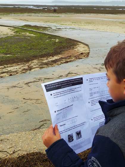 Enfant qui réalise une piste de Robin à Arès.