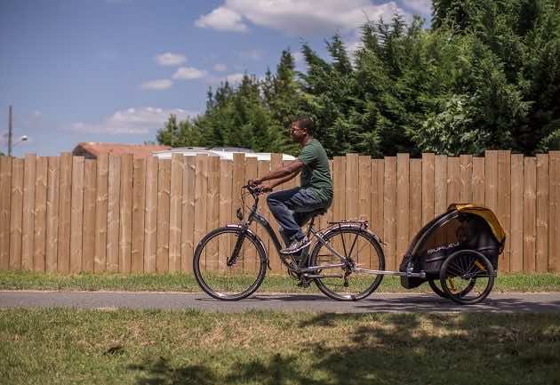 Se déplacer à vélo sur la Vélodyssée à Arès.