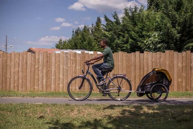 Se déplacer à vélo sur la Vélodyssée à Arès.