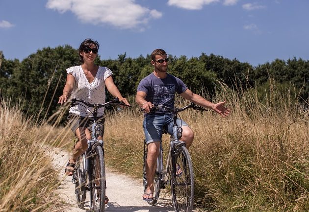 Balade à bicyclette en couple sur le chemin des lapins - Arès