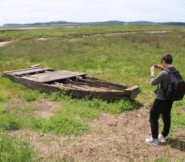 Vieille barque à l'entrée de la réserve naturelle nationale des Prés Salés