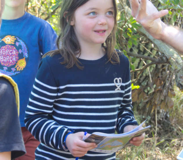 Enfant lors de la sortie naturaliste en herbe dans na la réserve naturelle nationale des Prés Salés d'Arès