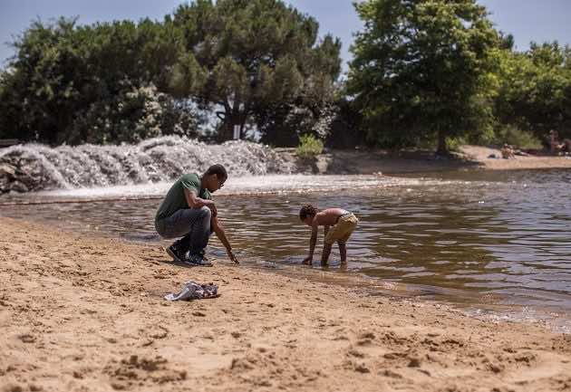 Un papa et son fils passe un moment agréable sur la plage de St Brice à Arès.