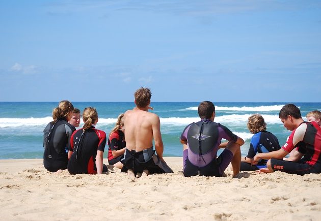 Groupe de jeunes surfeurs sur la plage océane, Bassin d'Arcachon.
