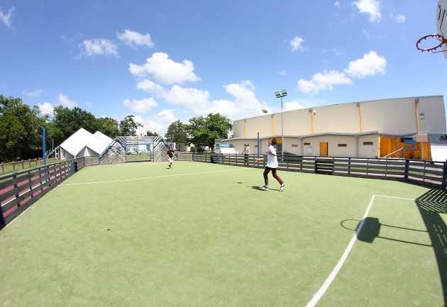 Joueurs de foot sur le terrain multi-sports d'Arès.