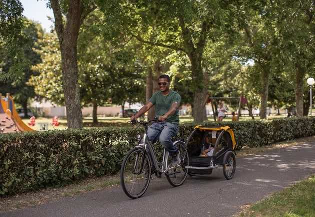 Un père et son enfant à vélo, en toute sécurité à Arès.