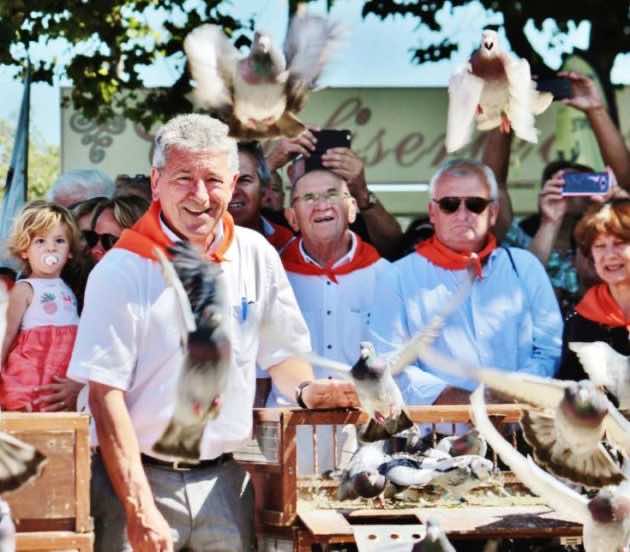 Lâcher de pigeons lors de l'inauguration de la Fête de l'Huître d'Arès