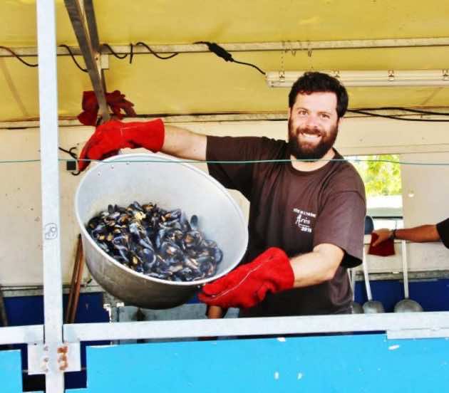 Préparation des moules pour la Fête de l'Huître d'Arès