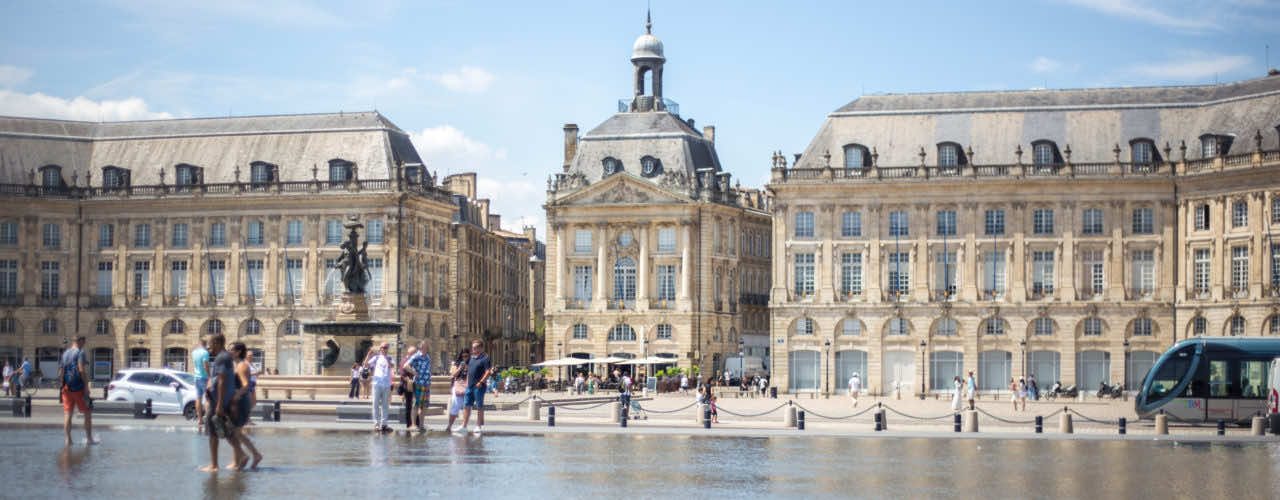 Place de la Bourse et Miroir d'eau à Bordeaux, le long des quais