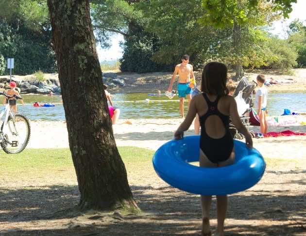 Petite fille avec sa bouée au plan de baignade de St Brice à Arès.