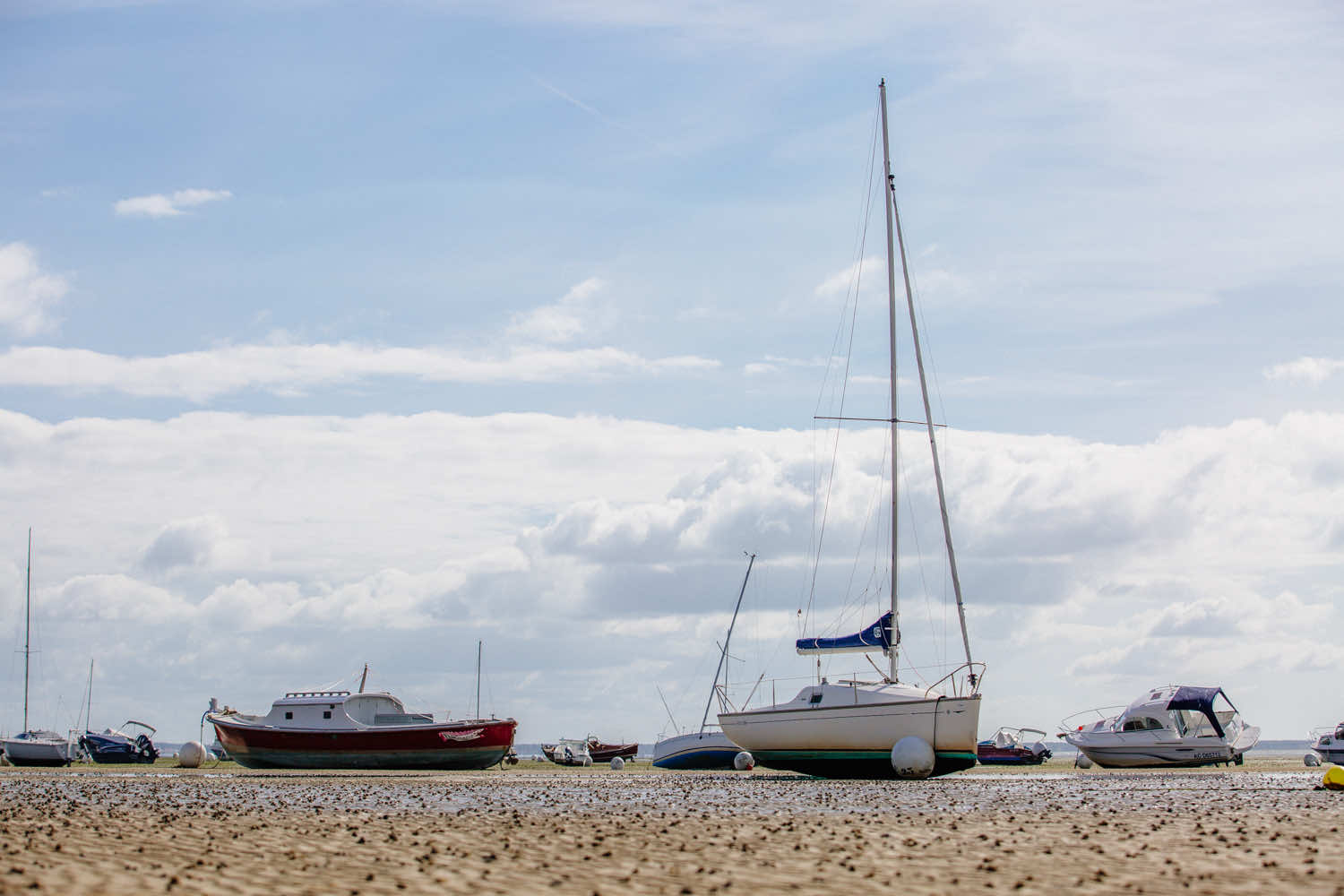 Voiliers à marée basse sur la plage d'Arès.