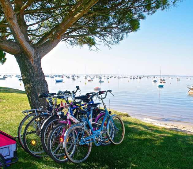 Vélos au bord de la plage à Arès