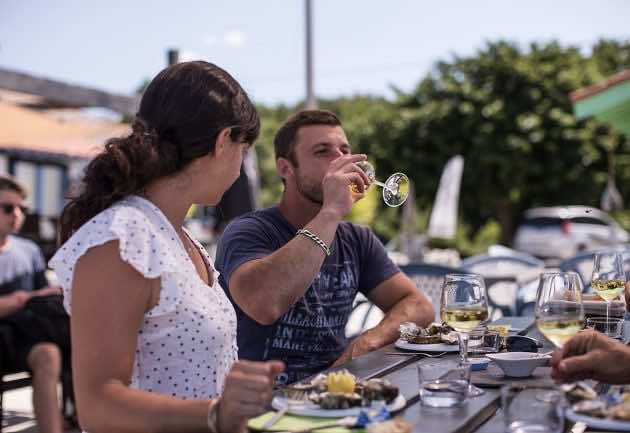 Dégustation d'huîtres, en couple, sur le port ostréicole d'Arès