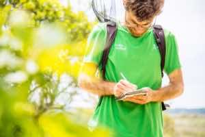 Guide nature, Alexandre, de l'Office de Tourisme d'Arès