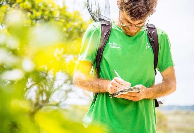 Guide nature, Alexandre, de l'Office de Tourisme d'Arès